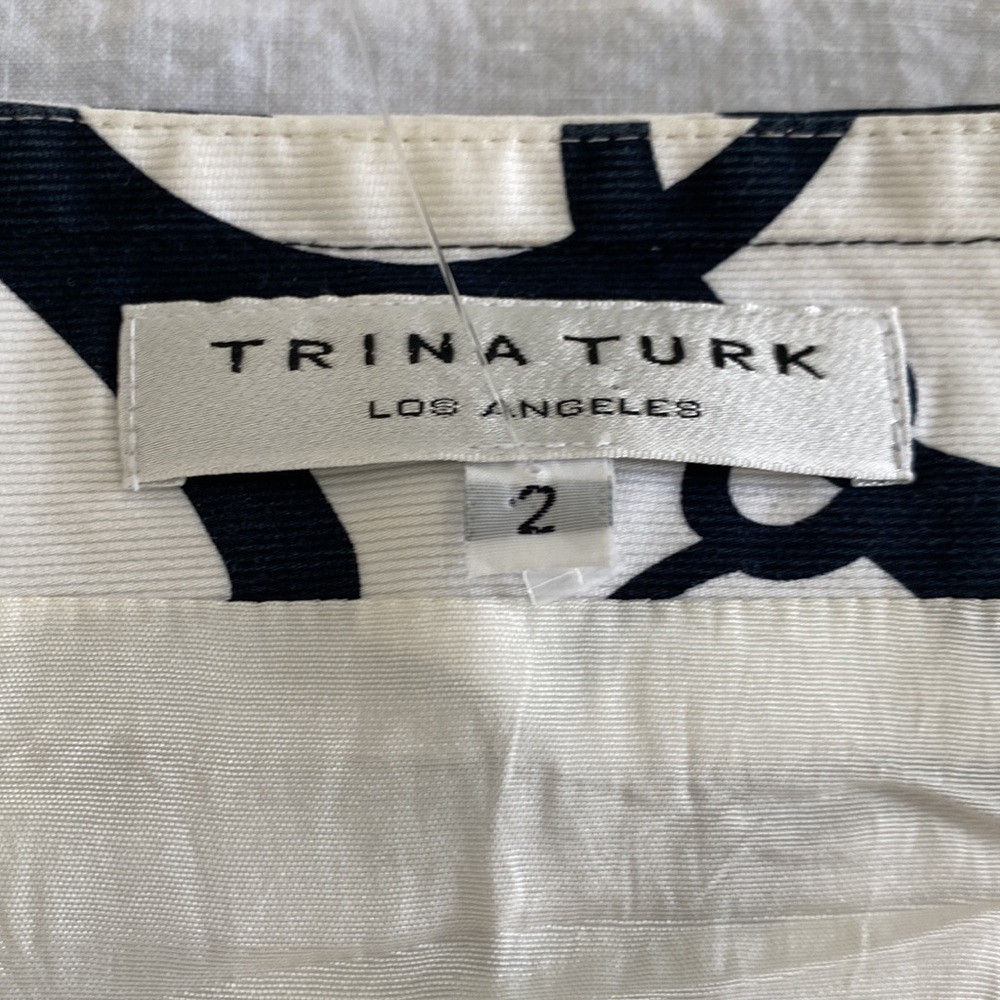 Trina Turk mini pleat skirt with faux pockets ,side zip. Chain print - Picture 5 of 11